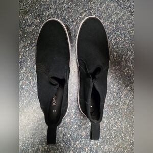 Tom's womens black and white size 8 sneakers.